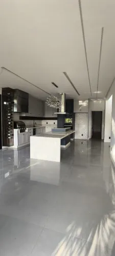 CASA DE ALTO PADRÃO PARA LOCAÇÃO EM CONDOMÍNIO COM VISTA PARA O LAGO