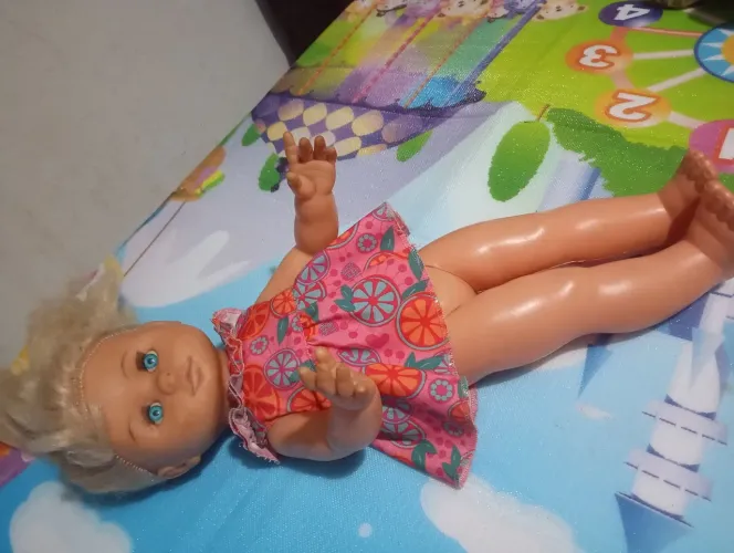 Boneca antiga anos 90 tem 50cm