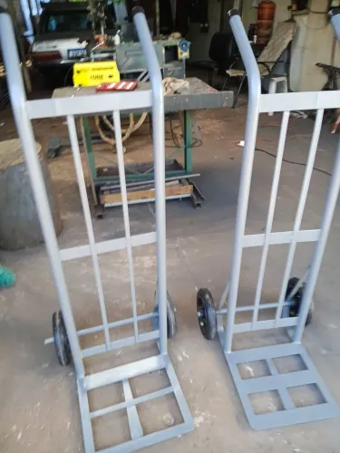 Vendo carrinho de carga tenho disponivel 160kg rodas maciços 280reais