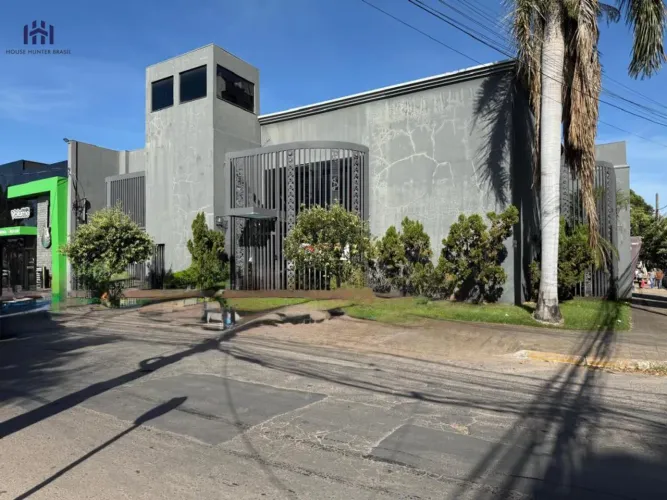 Prédio comercial em esquina com 960m² à venda por R$ 4.000.000,00 no bairro Bandeirantes -