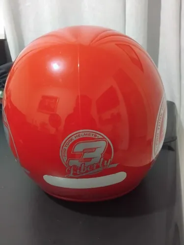 Vende-se capacete usado porém falta um ajuste na lateral de um lado a viseira soltou .