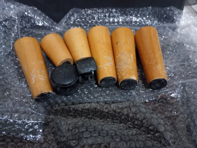 Pés de madeira estilosa,.serve pra móveis