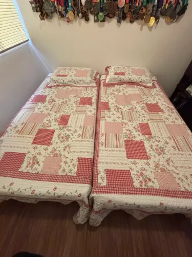 Vendo 2 camas box de solteiro com 2 colchões