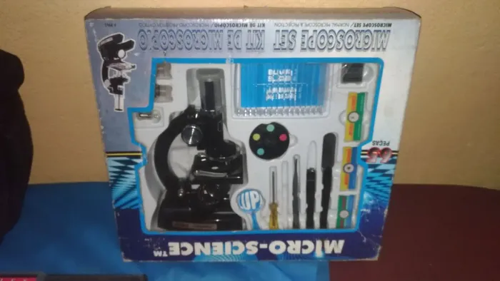 Microscópio de brinquedo, antiguidade, completo, ainda na caixa original.