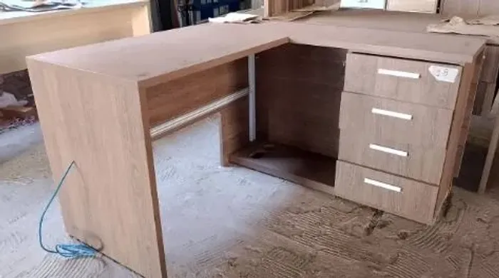 Mesa com gaveta na cor amadeirada