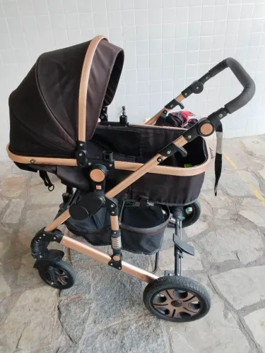 Vendo carrinho novo com todos acessórios e bebê conforto novo