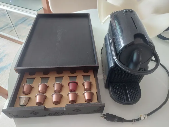 Cafeteira Nespresso com bandeja