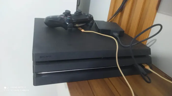 PS4 pro GoldHEN 1tb + 4tb cheio de jogos + 2 controles
