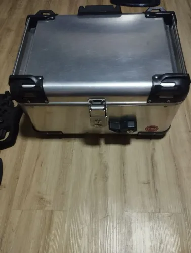 Vendo Baú Scam 59l com bases