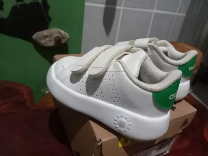 Tênis Adidas número 21 Advantage CFI branco e verde