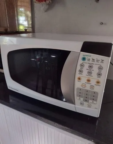 Microondas Electrolux 21 litros semi novo