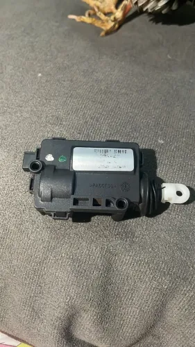 Motor Trava Elétrica Tampa Trasseira Gm Onix 2013 2015 2018