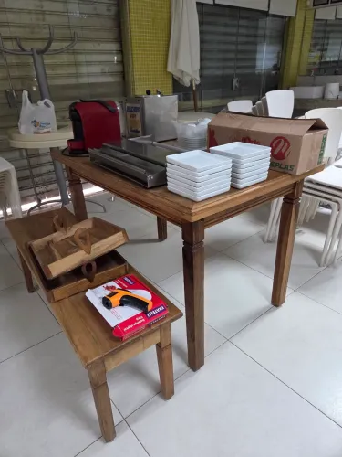 Mesa retangular e banco sem encosto