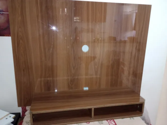 Painel de TV com nicho usando em boas condições com marcas de uso 