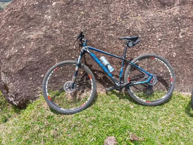 Bike de Mtb com o kit roupa sapatilha garrafa tudo completo 