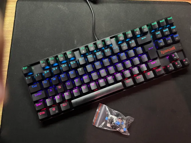 Teclado Mecânico Redragon Kumara RGB (ABNT2) + 5 Switches de Brinde