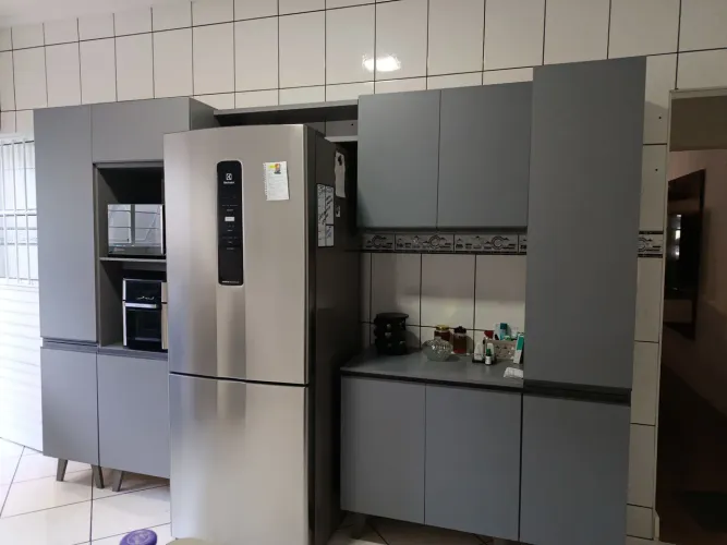 Armário de cozinha completo cinza.