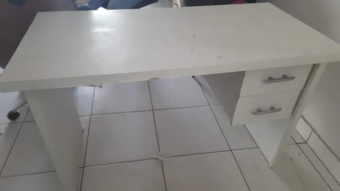 Escrivaninha branca