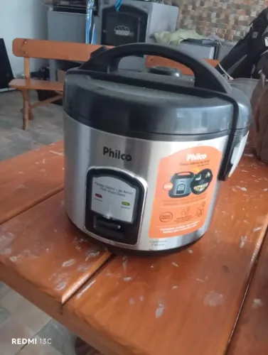 Vendo , omeleteira elétrica e panela elétrica .
