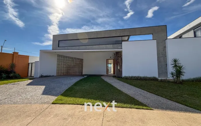 Casa térrea e nova, com 3 suítes e piscina.