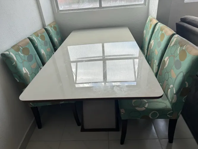 Mesa de vidro temperado com 6 cadeiras 
