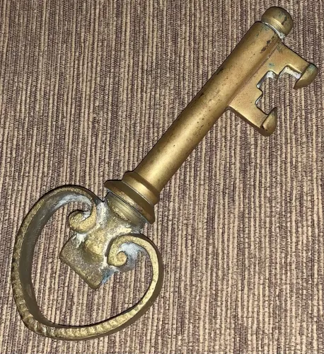 Antigo Abridor de Vinho e Garrafas em Bronze anos 60 relíquia