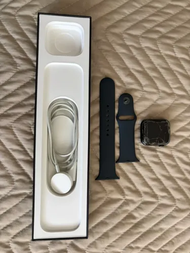Apple Watch SE 44mm preto, com tela quebrada 