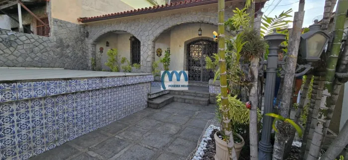 Vende-se 2 casas no mesmo terreno, Próxima à Clínica de olhos Santa Beatriz
