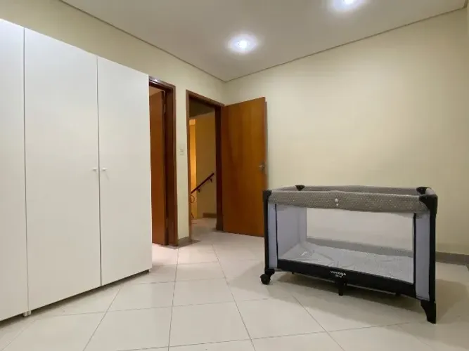 Berço Portátil Voyage Cinza - Com mosquiteiro.
