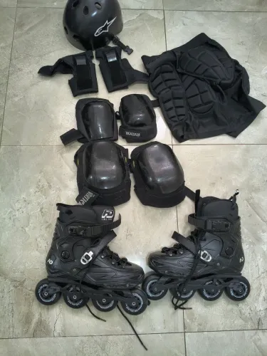 Munhequeira,cotoveleira,joelheira, bandeira, capacete. Patins HD 37