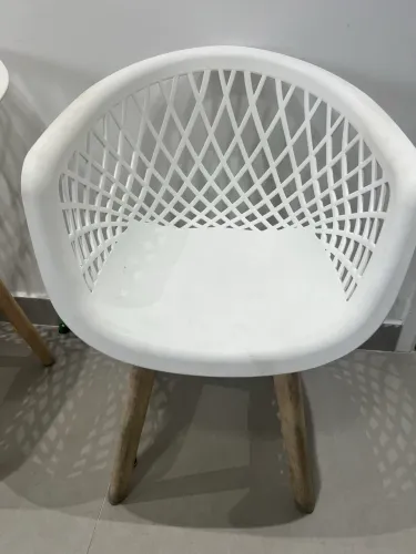 Cadeira para Mesa ou Sala de espera - Moderna Branca e pés em Madeira