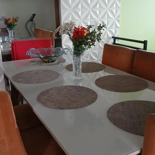 Mesa de tampo de vidro e madeira com 6 cadeiras