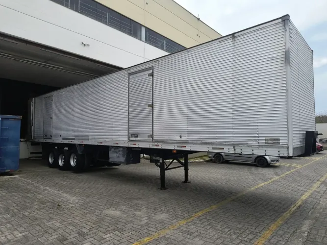 Vendo ou Alugo Carreta Baú 28 Paletes 