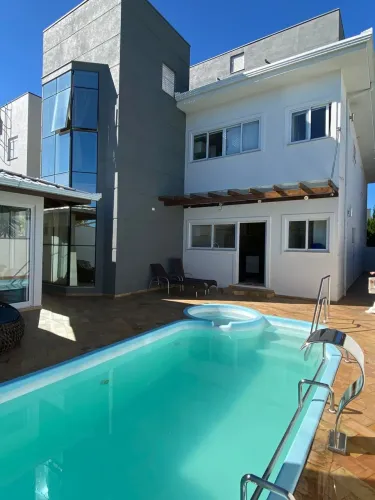 Casa 3 Suítes Decorada Aluguel Anual no Condomínio Caledônia Camboriú