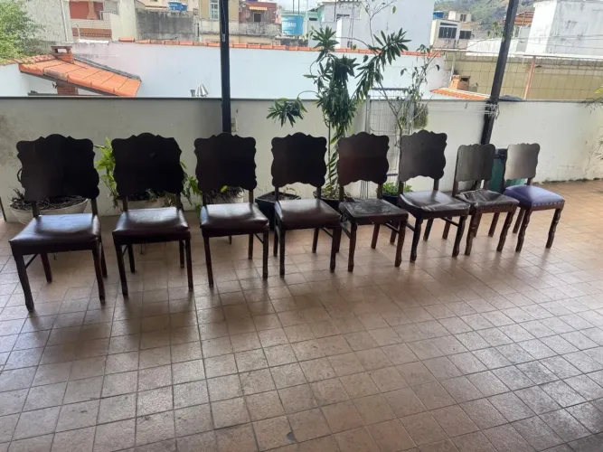 Cadeira de madeira antiga para reforma