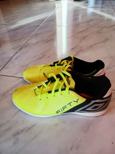 CHUTEIRA FUTSAL DA UMBRO, VERDE NEON E É ANTIDERRAPANTE. O NUMERO DELA É 36. POUCO USADA.