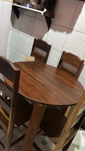 Vendo Mesa com 4 cadeiras
