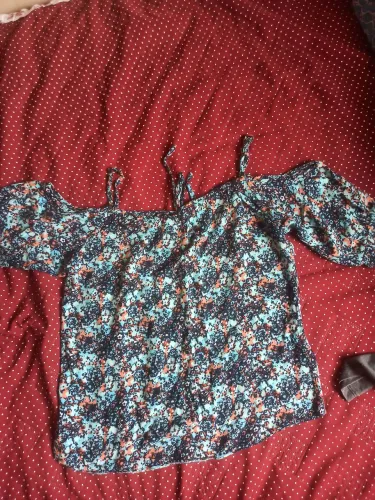 Desapego blusa azul estampada detalhe ombro