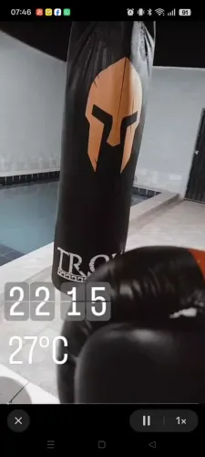 Saco de pancadas e luvas de luta profissional