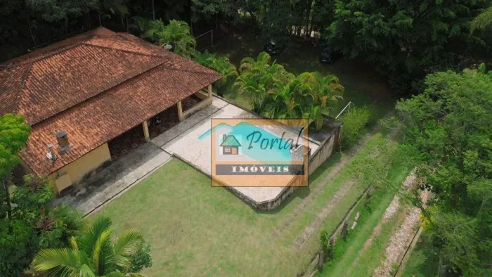 Oportunidade! Chácara completa, com piscina, campo de futebol, 3 dormitórios, 3.600 m² por