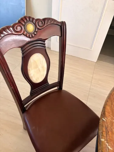 Mesa de Jantar Redonda com 4 Cadeiras e Tampo em Mármore - R$ 2.900