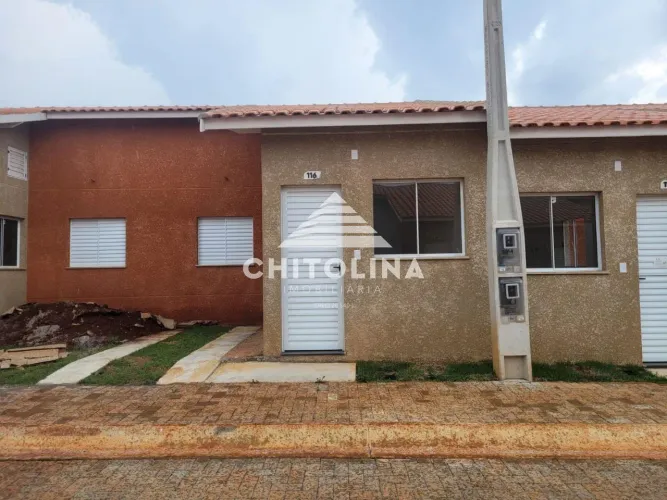 Casa padrão em condomínio!! Com 2 dormitórios, sala, cozinha, banheiro social, quintal peq