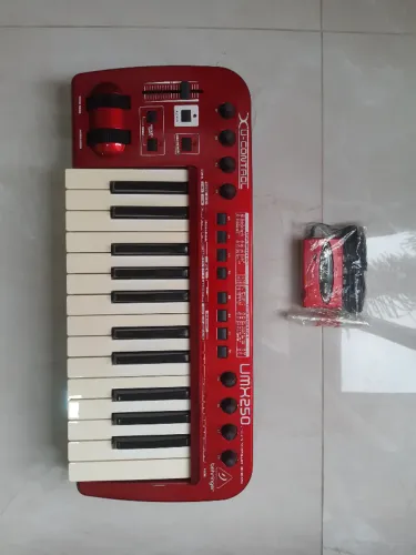 Behringer :umx250 : Teclado Controlador 25 Teclas