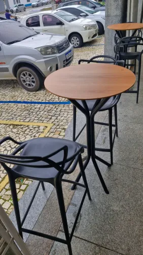 Mesa pequena com duas cadeiras