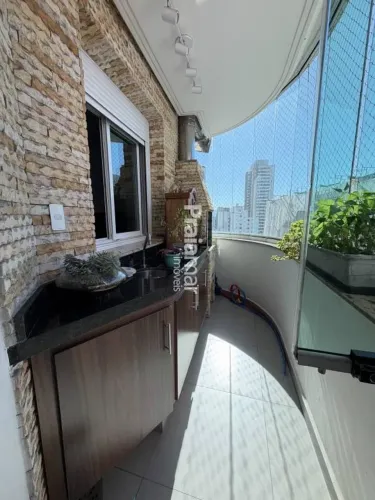 APARTAMENTO 02 DORMS | 01 SUÍTE | VARANDA GOURMET CHURRASQ. | VISTA PARA O MAR | 102M²