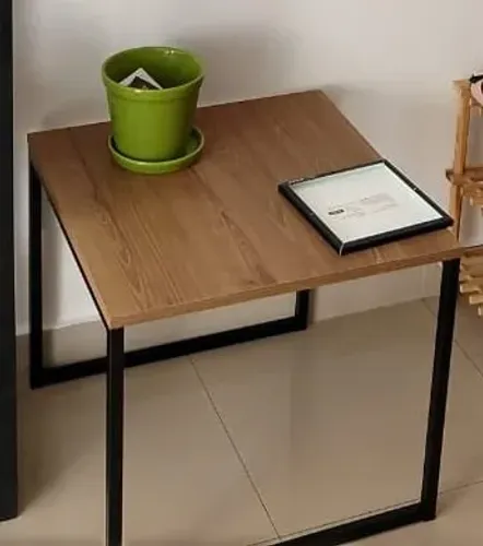 Mesa de apoio em metal e pinus