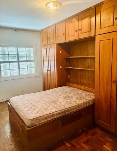 Conjunto 4,64 metros de guarda-roupa e cama de casal em madeira