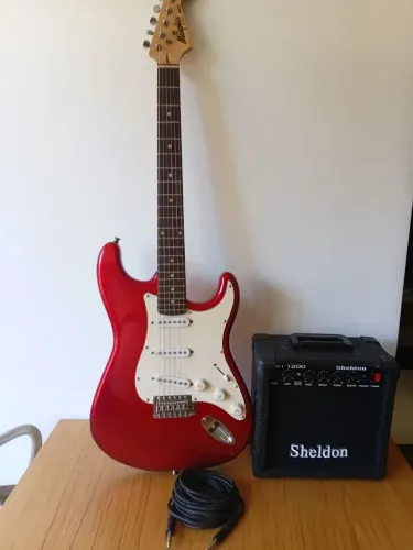 Guitarra estratocaster e amplificador 