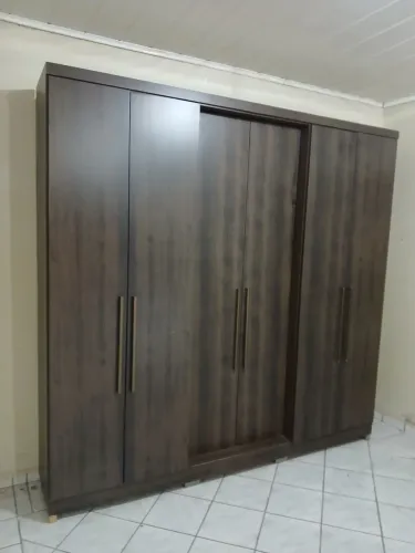 VENDO ESSE GUARDA ROUPA DE CASAL. USADO MAIS EM BOM ESTADO.