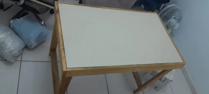 Mesa / Escrivaninha de Madeira 1,00m x 0,60m - Ótimo Estado